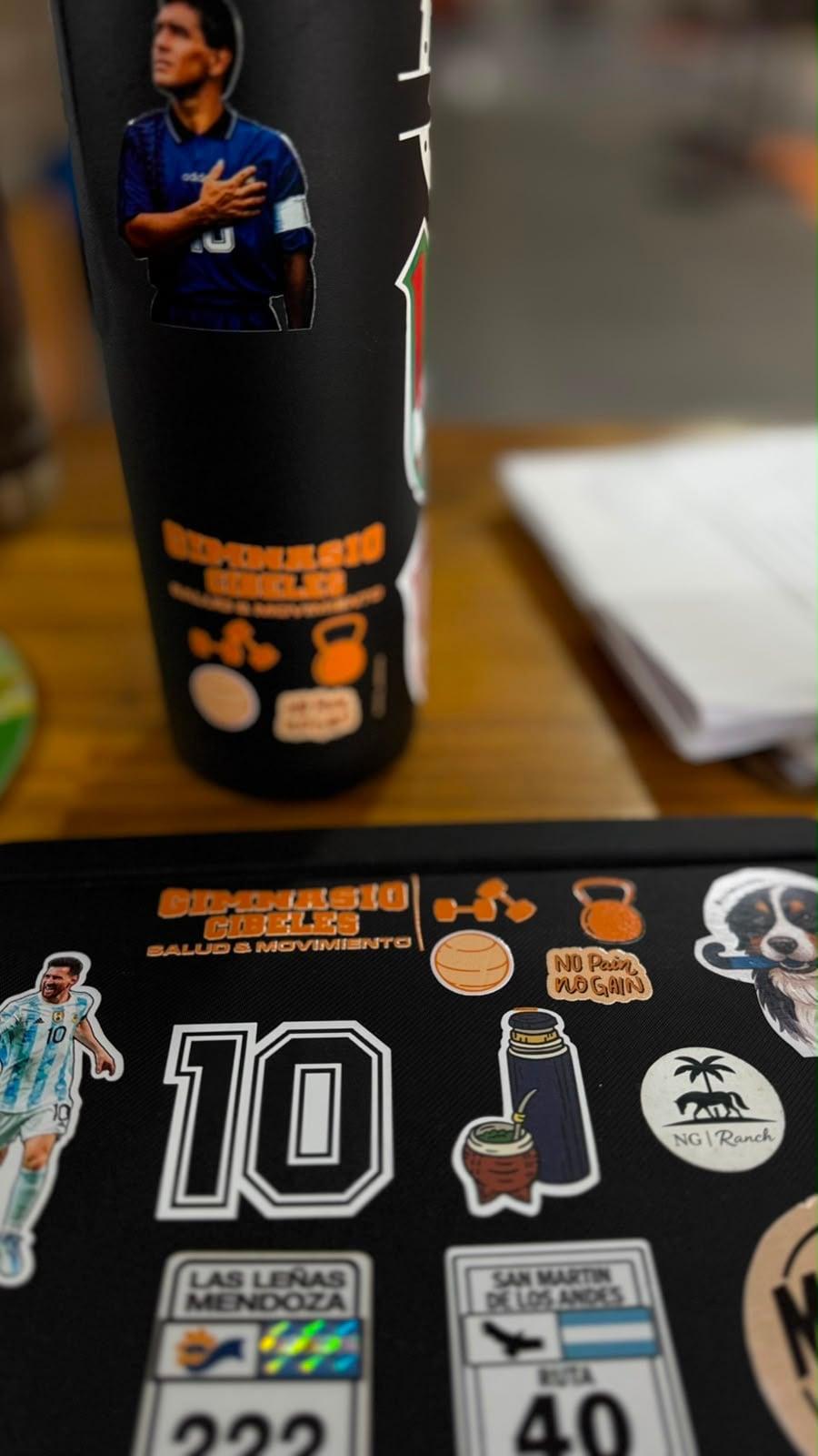 Stickers de marca y recursos gráficos aplicados sobre productos de entrenamiento