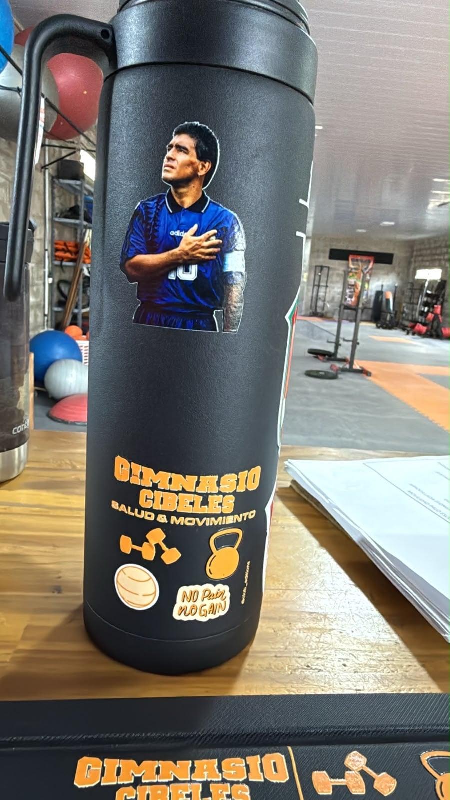 Stickers de fútbol y de Gimnasio Cibeles aplicados sobre una botella