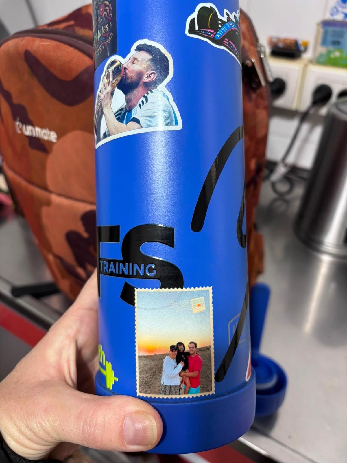 Stickers personalizados de fútbol, familia y entrenamiento aplicados sobre una botella
