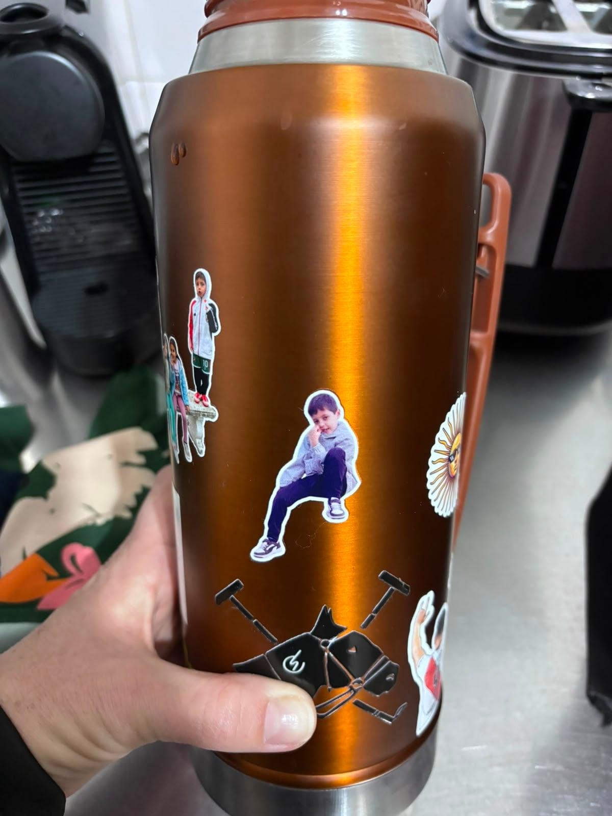 Stickers personalizados con fotos de niños aplicados sobre un termo